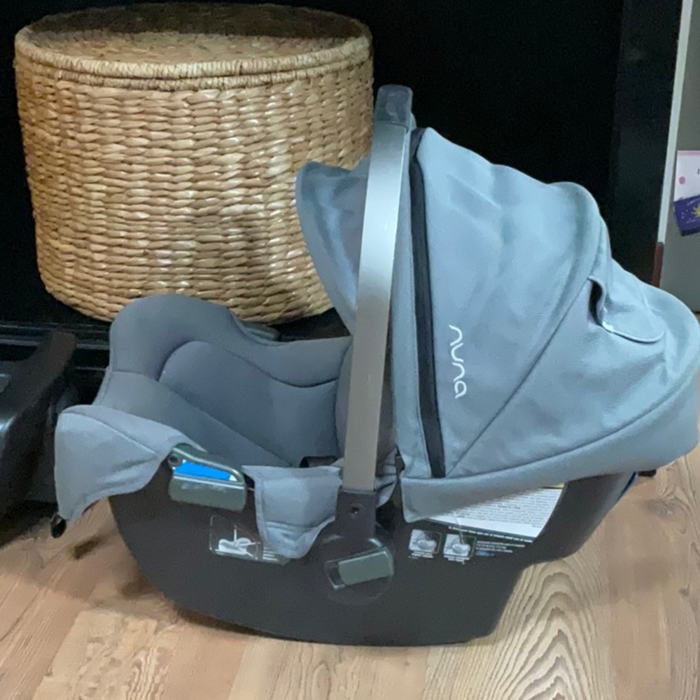 Nuna Pipa Infant Car seat AND base
